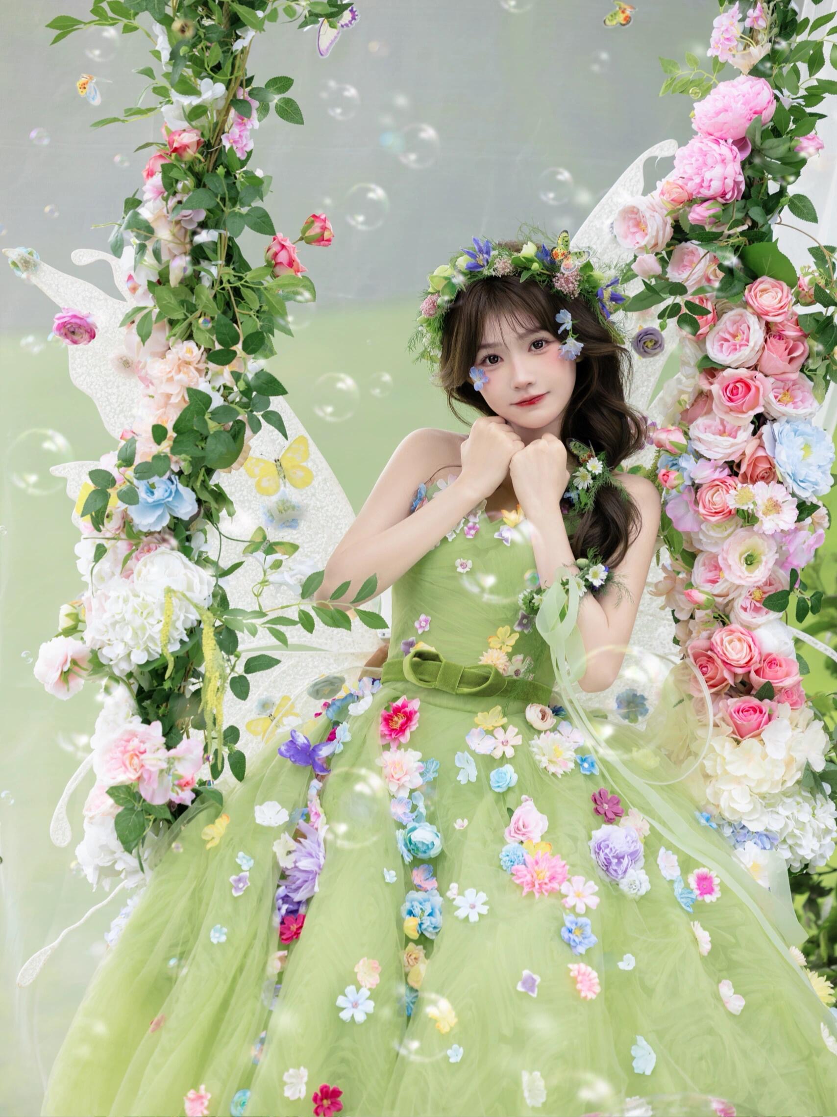 绿色婚纱森系草坪婚纱摄影