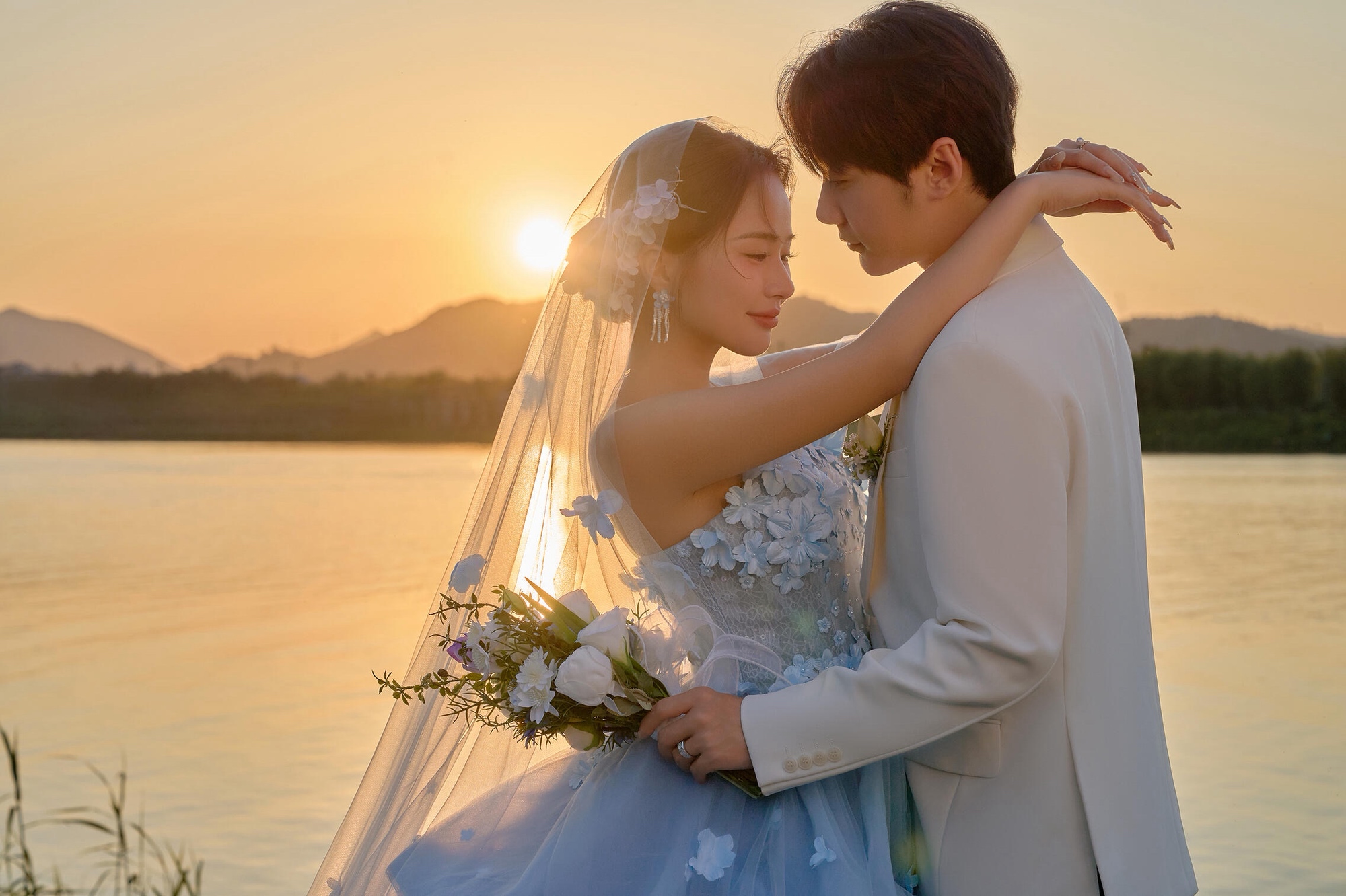 蓝色婚纱夕阳森系草坪婚纱照