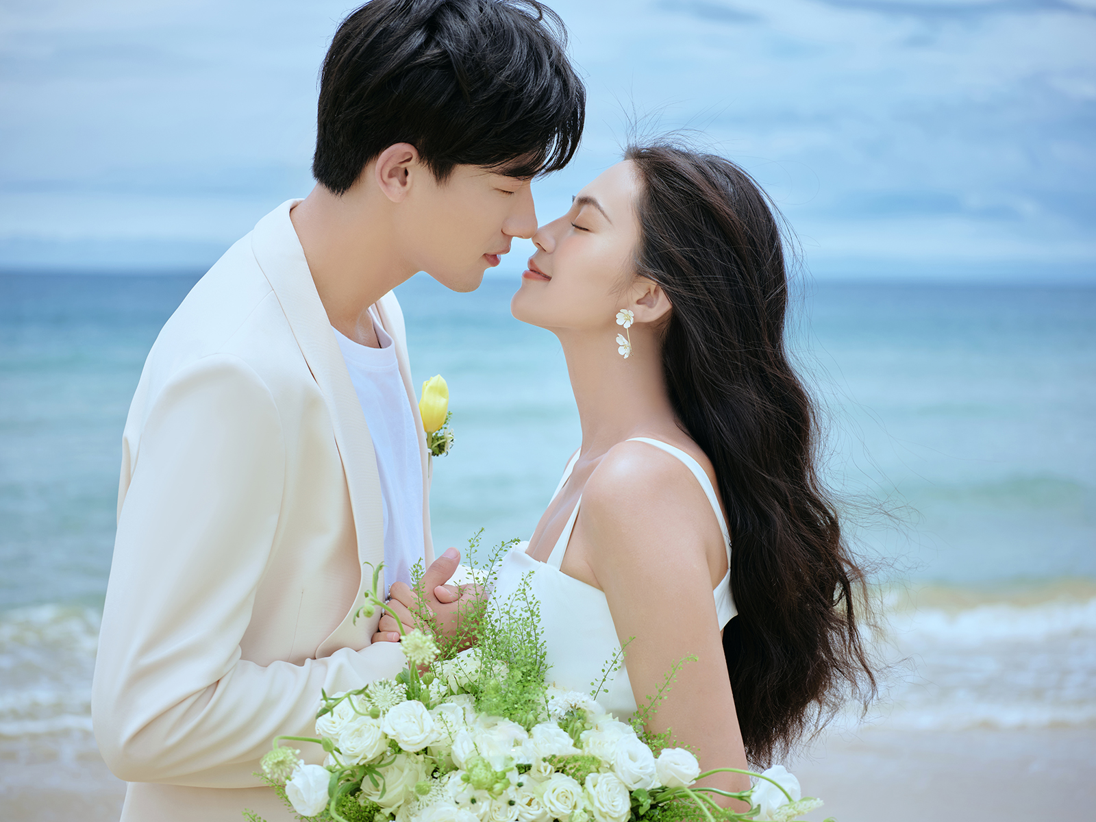 极简韩式海景沙滩婚纱照