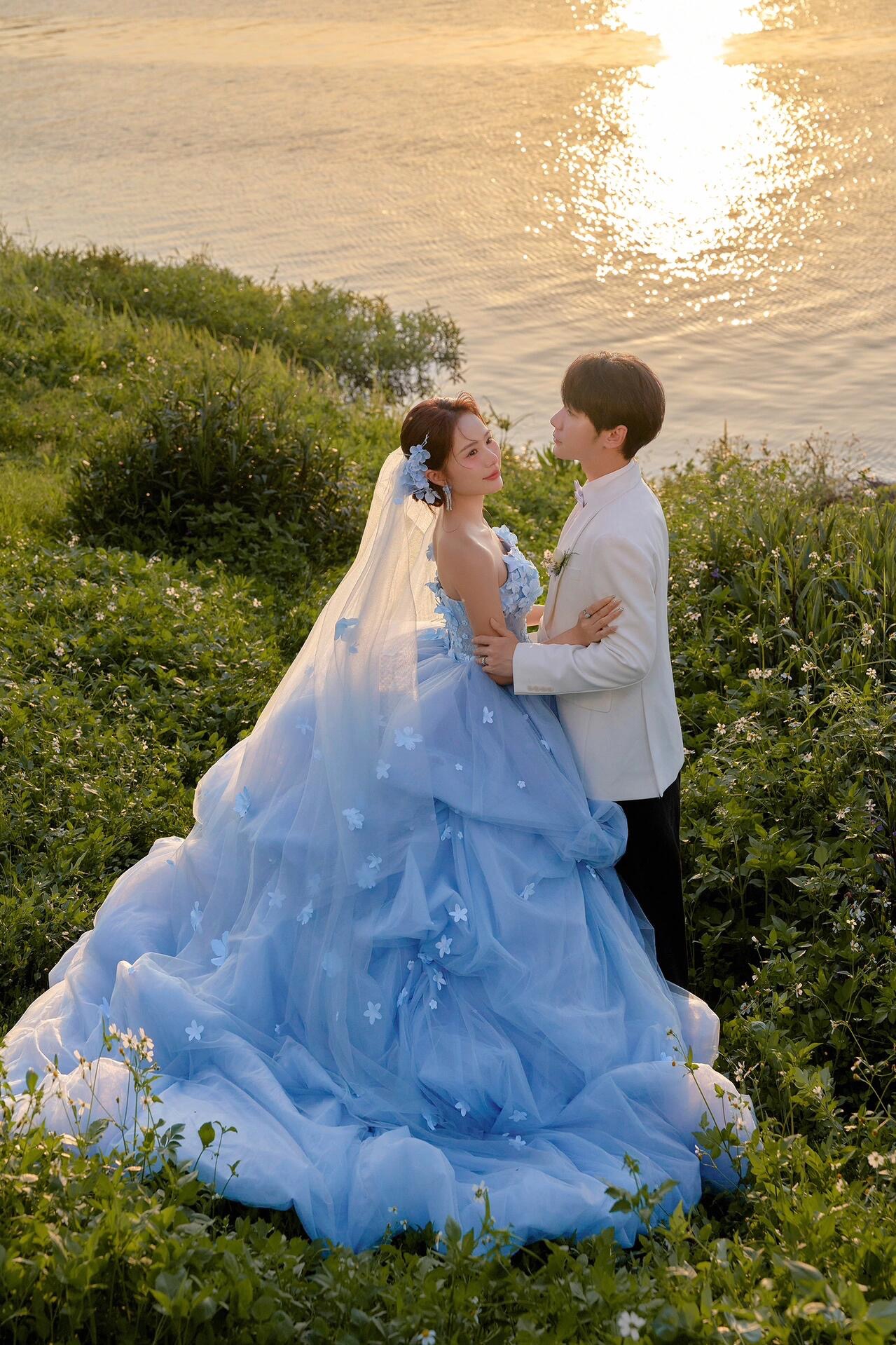 蓝色婚纱夕阳森系草坪婚纱照