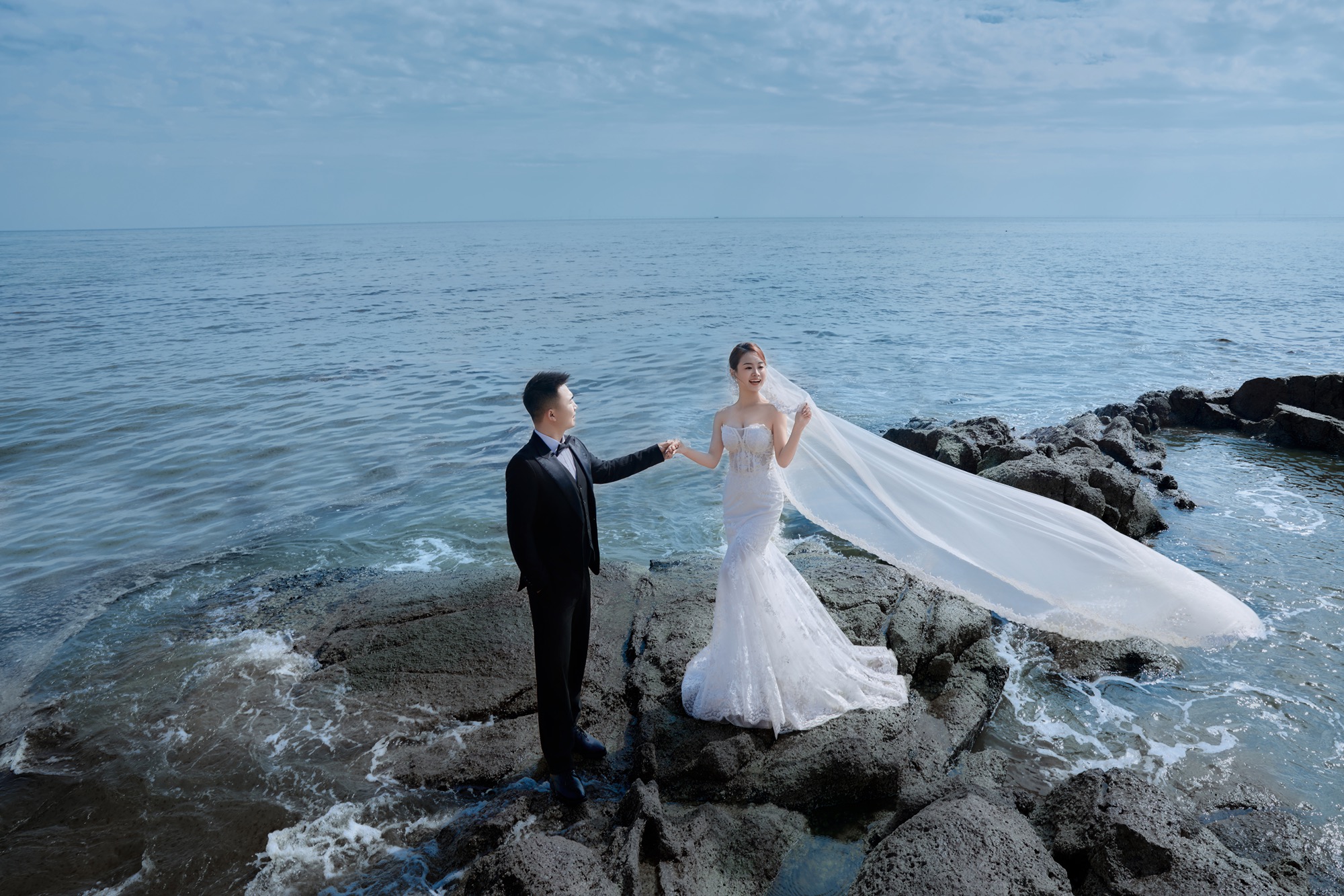 白沙滩海景礁石沙滩婚纱照
