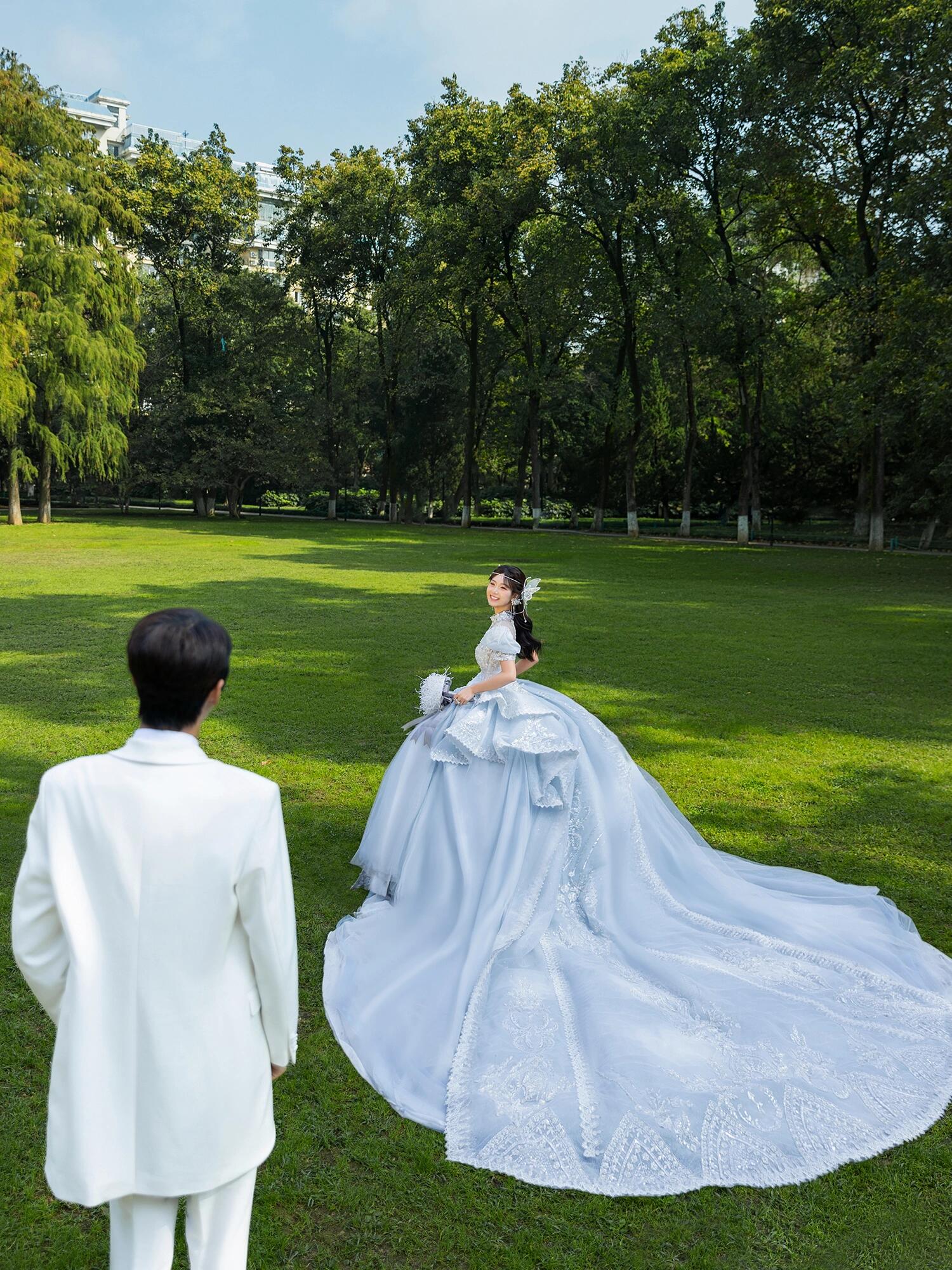 公主精灵森系草坪婚纱照