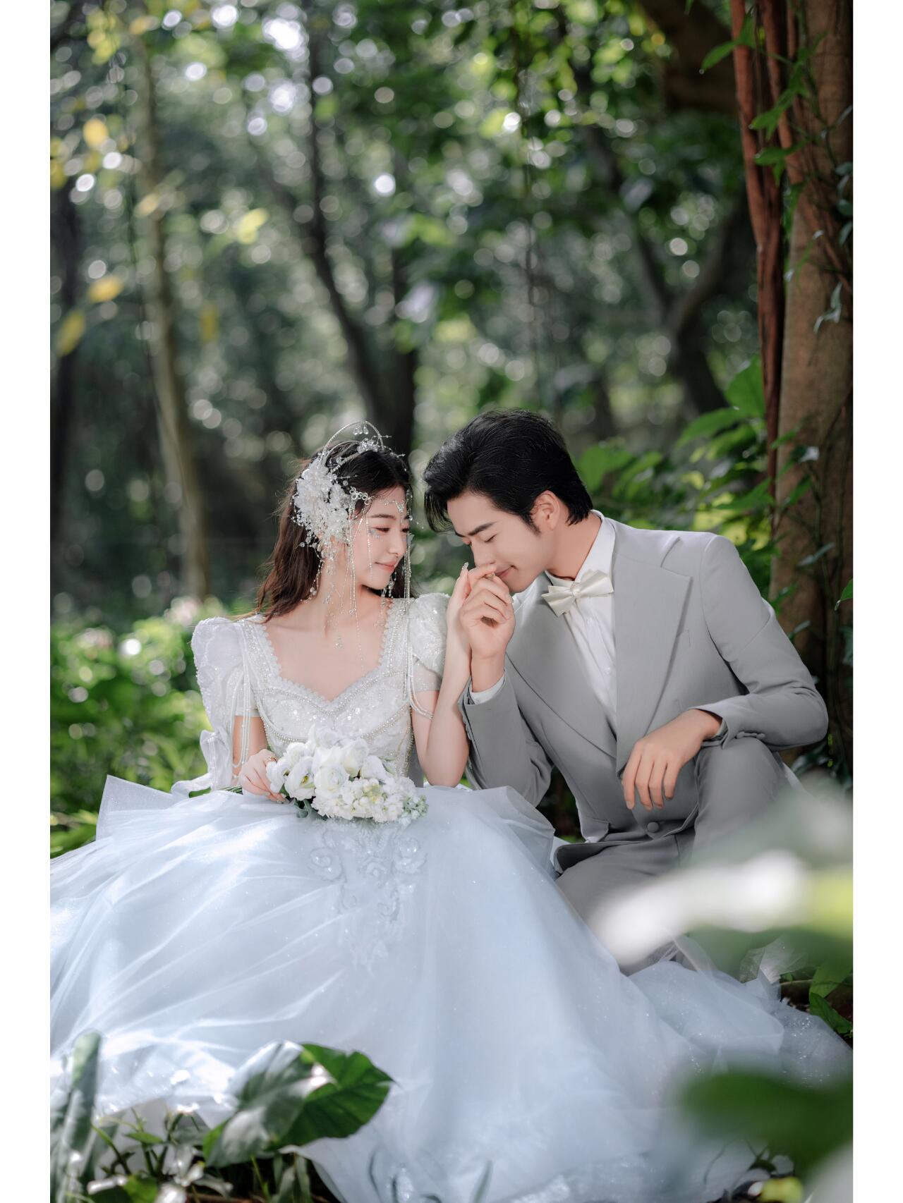 公主精灵森系草坪婚纱照
