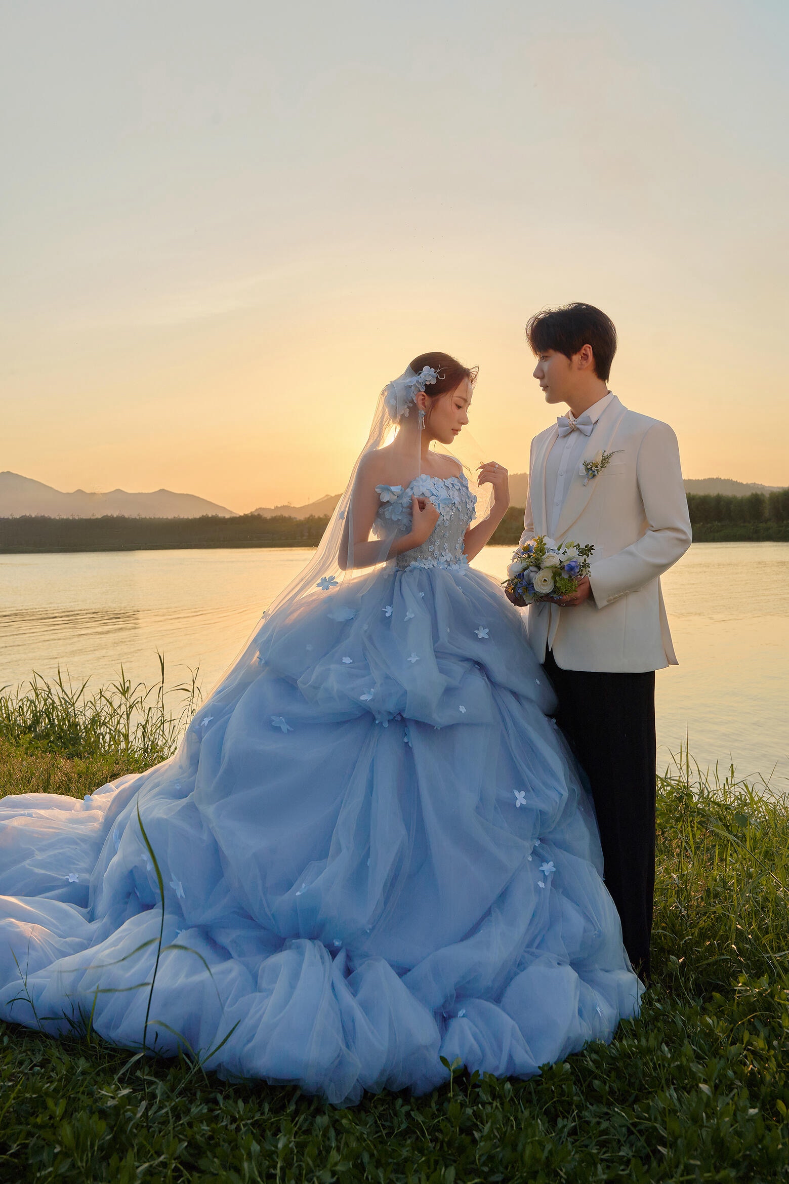 蓝色婚纱夕阳森系草坪婚纱照