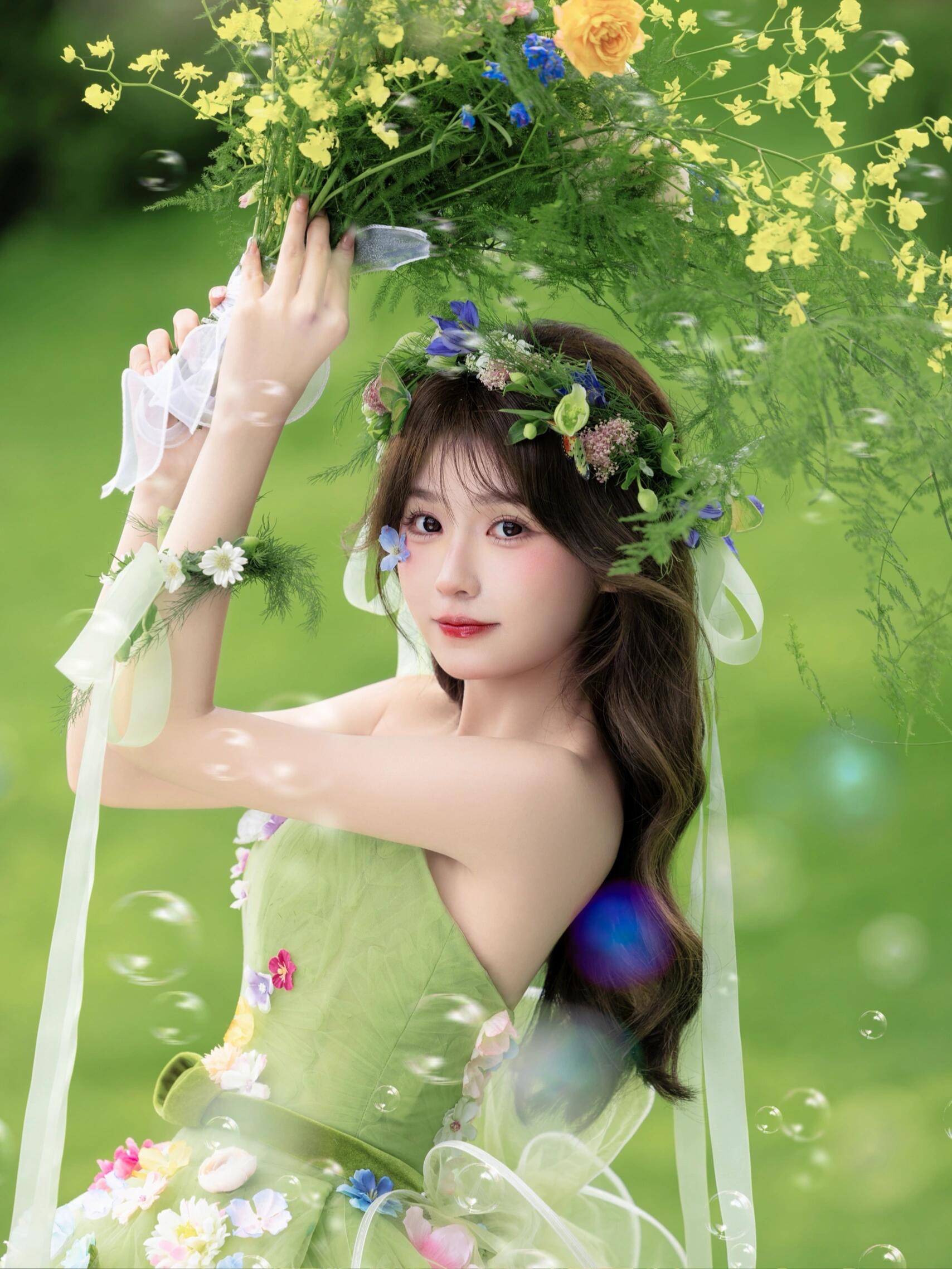绿色婚纱森系草坪婚纱摄影