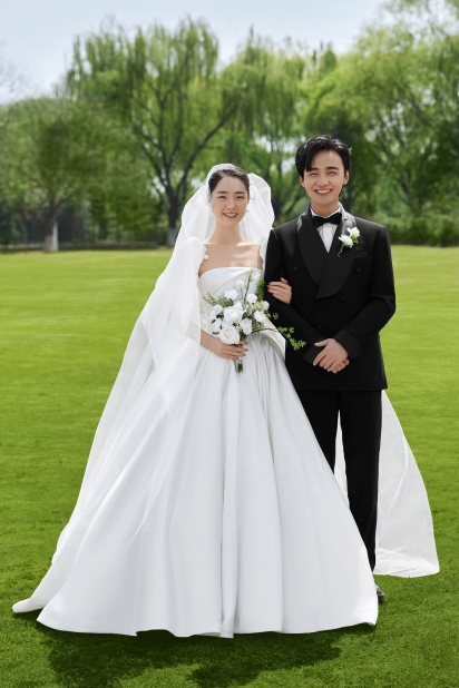 白纱森系草坪婚纱照
