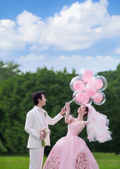 粉色礼服森系草坪婚纱照