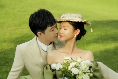 法式油画复古森系草坪婚纱照