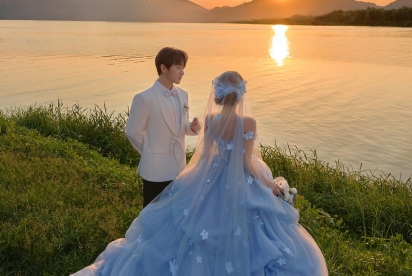 蓝色婚纱夕阳森系草坪婚纱照