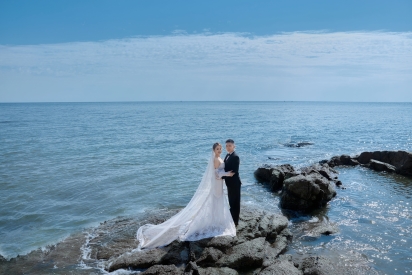 白沙滩海景礁石沙滩婚纱照