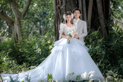 公主精灵森系草坪婚纱照